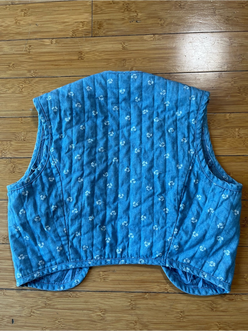 Vintage Cottagecore Quilted Blue Clover Leaf Cropped Vest with Darling Lace Trim - Picture 9 of 10